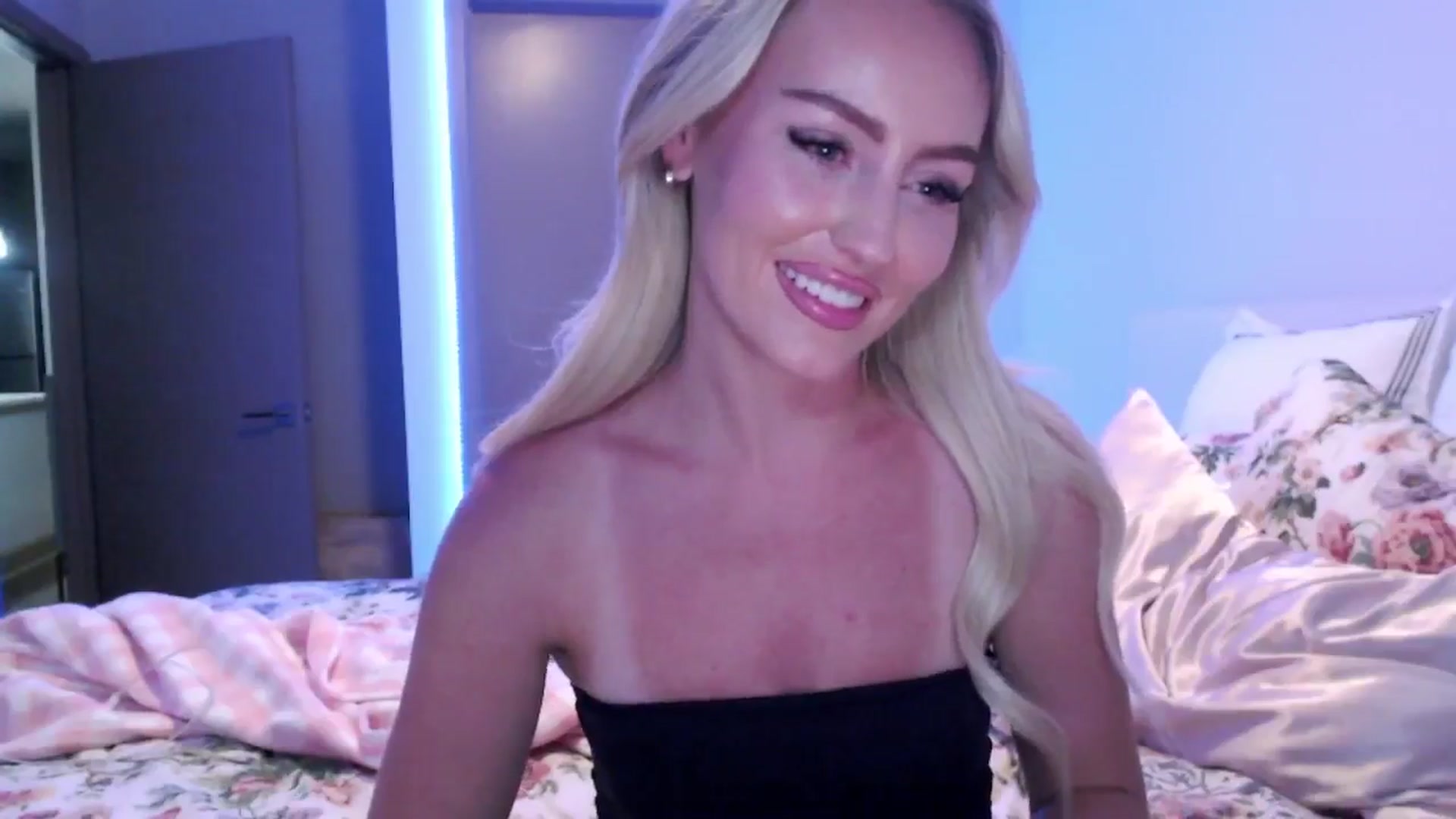 Gallery image thumbnail from Officialelsa's myfreecams stream on, 08/18/2024, 03:45 image 18 of 20