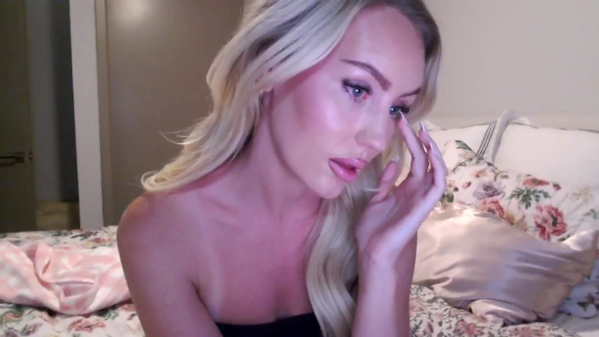 Gallery image thumbnail from Officialelsa's myfreecams stream on, 08/18/2024, 03:45 image 4 of 20