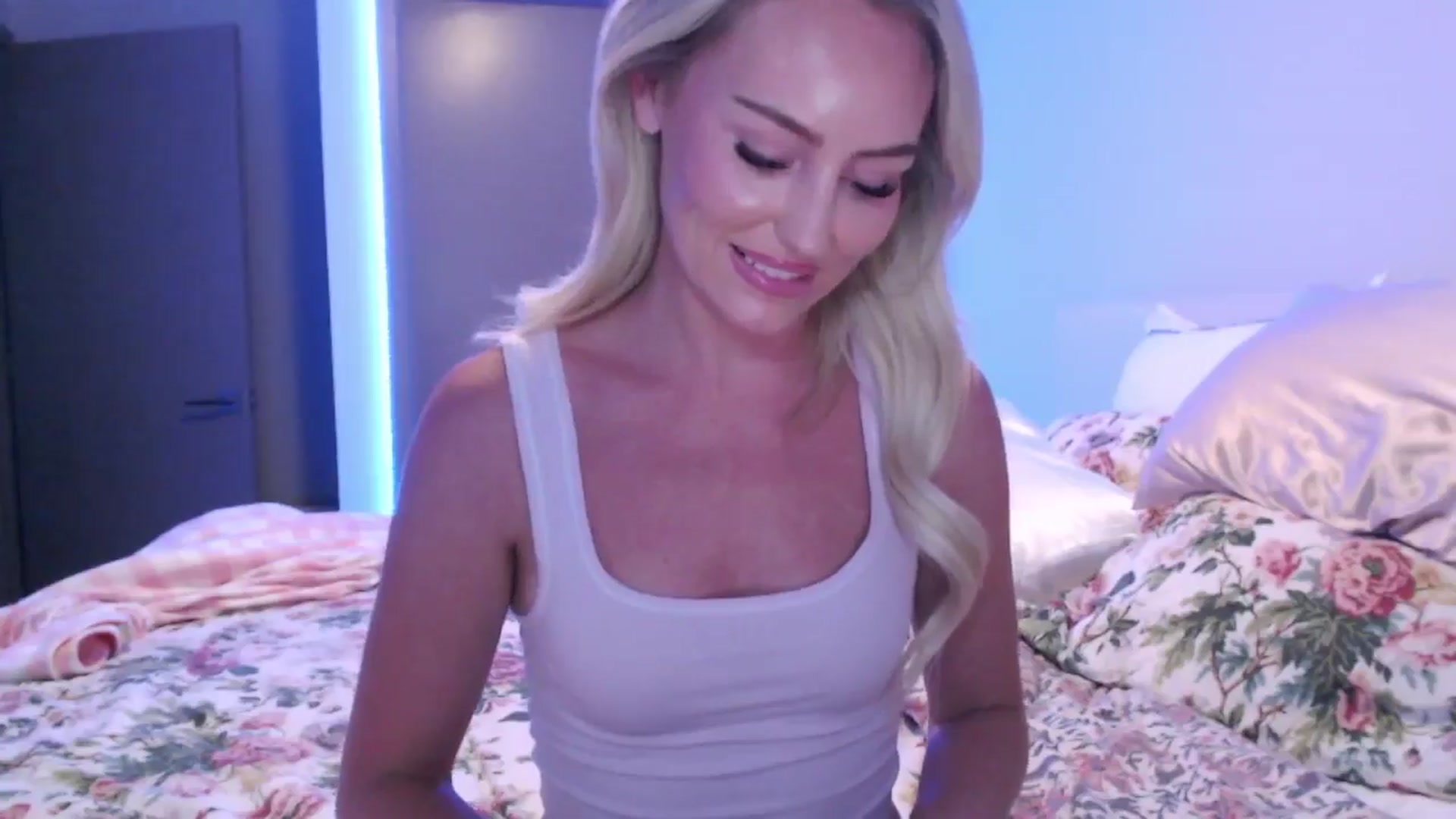 Gallery image thumbnail from Officialelsa's myfreecams stream on, 08/20/2024, 05:04 image 7 of 20