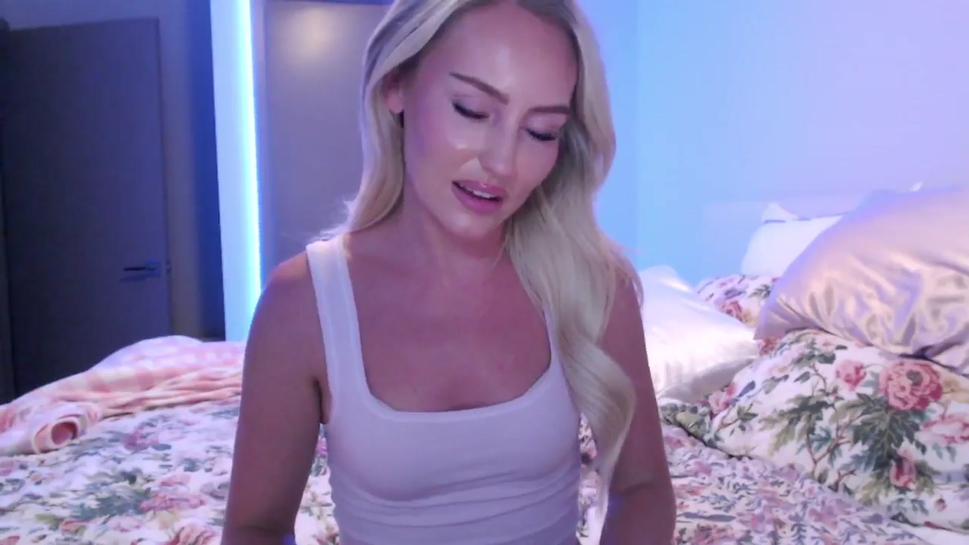 Gallery image thumbnail from Officialelsa's myfreecams stream on, 08/20/2024, 05:04 image 11 of 20