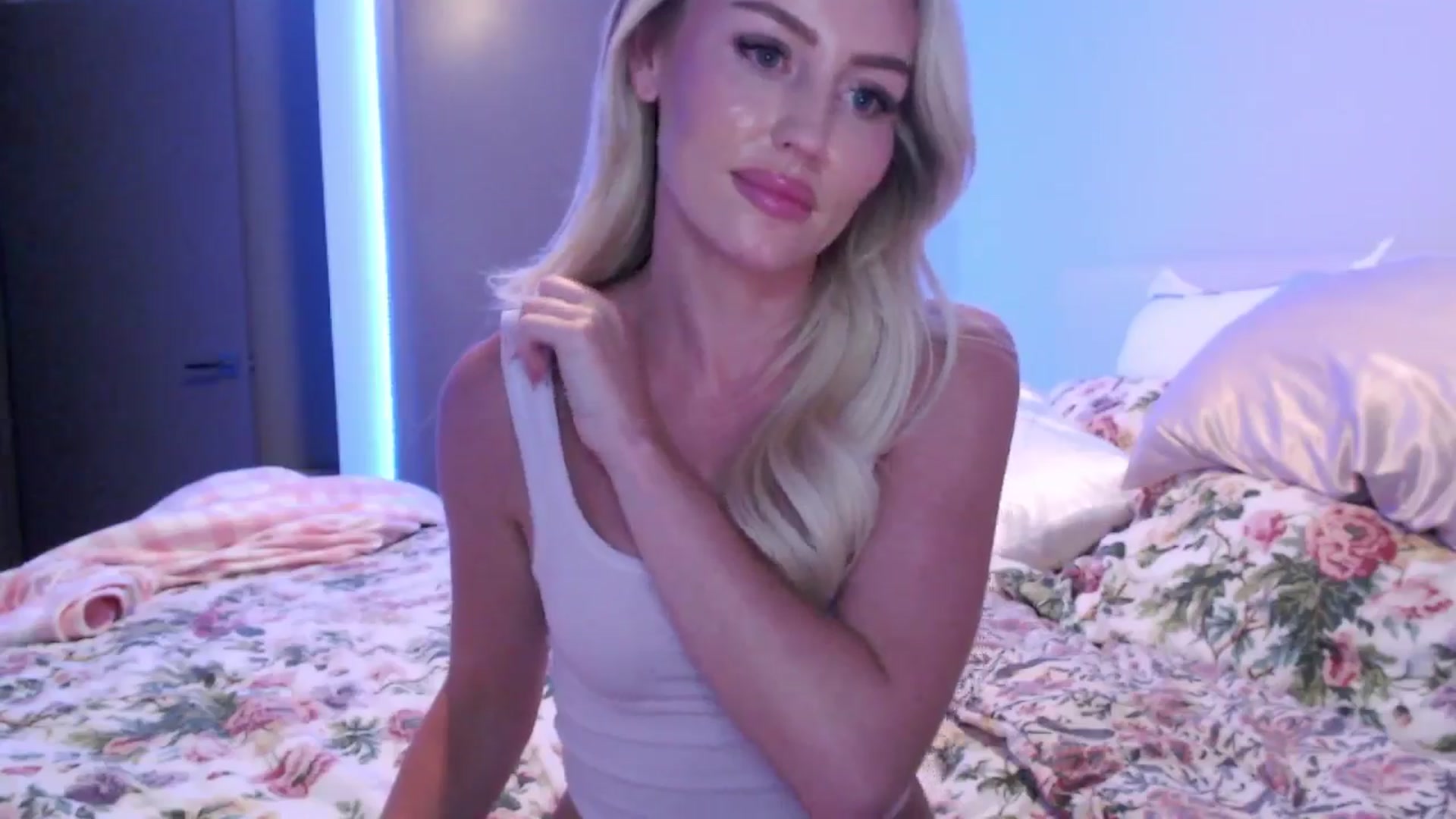 Gallery image thumbnail from Officialelsa's myfreecams stream on, 08/20/2024, 05:04 image 15 of 20