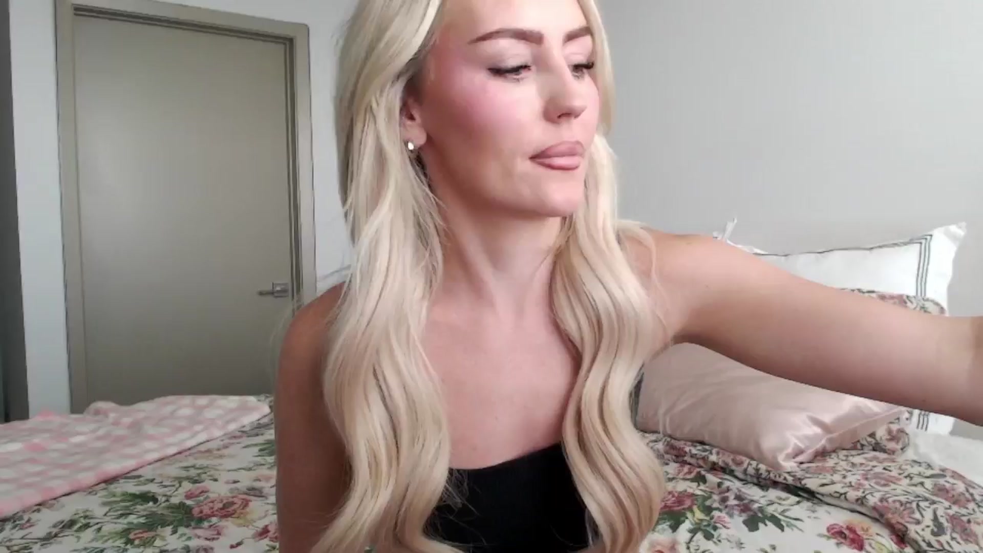 Gallery image thumbnail from Officialelsa's myfreecams stream on, 08/28/2024, 20:20 image 20 of 20