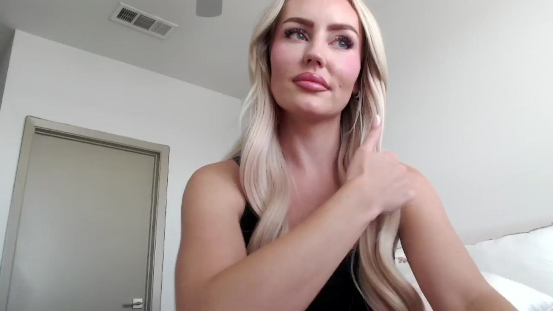 Gallery image thumbnail from Officialelsa's myfreecams stream on, 08/28/2024, 21:45 image 16 of 20