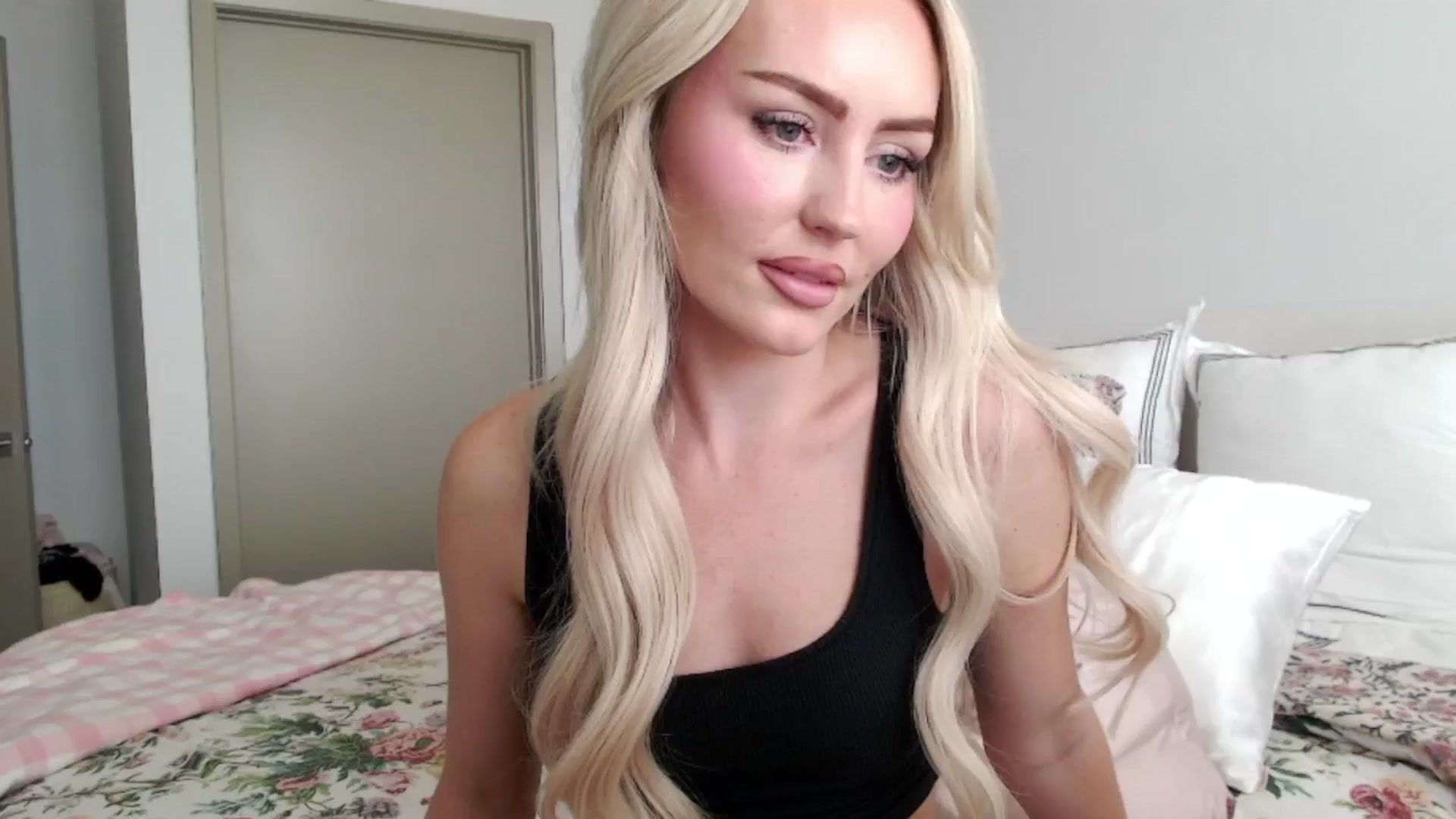 Gallery image thumbnail from Officialelsa's myfreecams stream on, 08/28/2024, 21:45 image 1 of 20