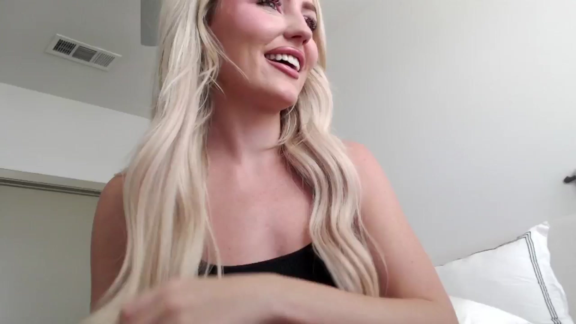 Gallery image thumbnail from Officialelsa's myfreecams stream on, 08/28/2024, 21:45 image 3 of 20