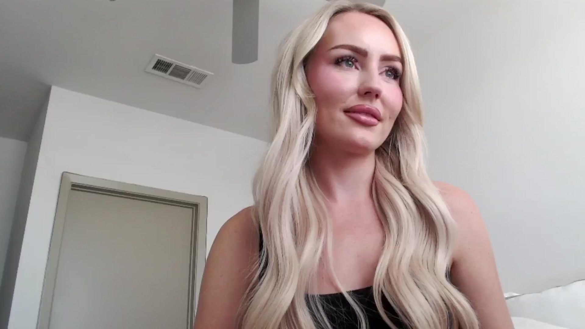 Gallery image thumbnail from Officialelsa's myfreecams stream on, 08/28/2024, 21:45 image 8 of 20