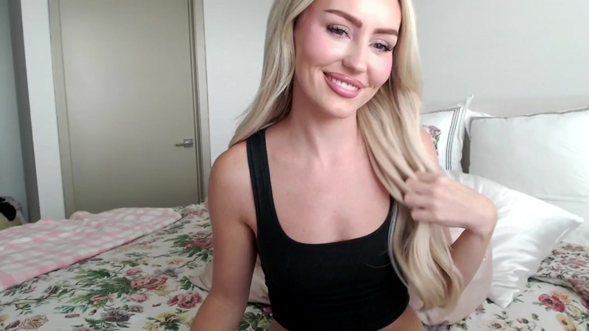 Gallery image thumbnail from Officialelsa's myfreecams stream on, 08/28/2024, 22:28 image 17 of 20