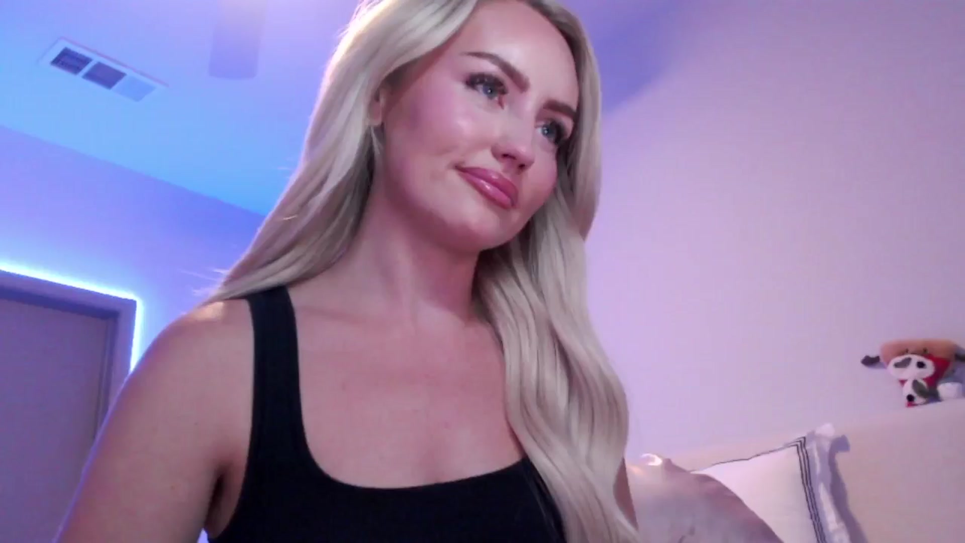 Gallery image thumbnail from Officialelsa's myfreecams stream on, 08/29/2024, 01:56 image 11 of 20