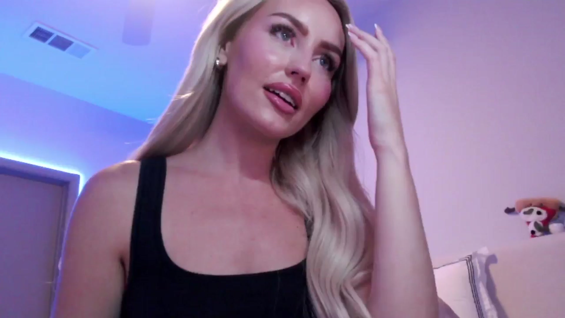 Gallery image thumbnail from Officialelsa's myfreecams stream on, 08/29/2024, 01:56 image 4 of 20