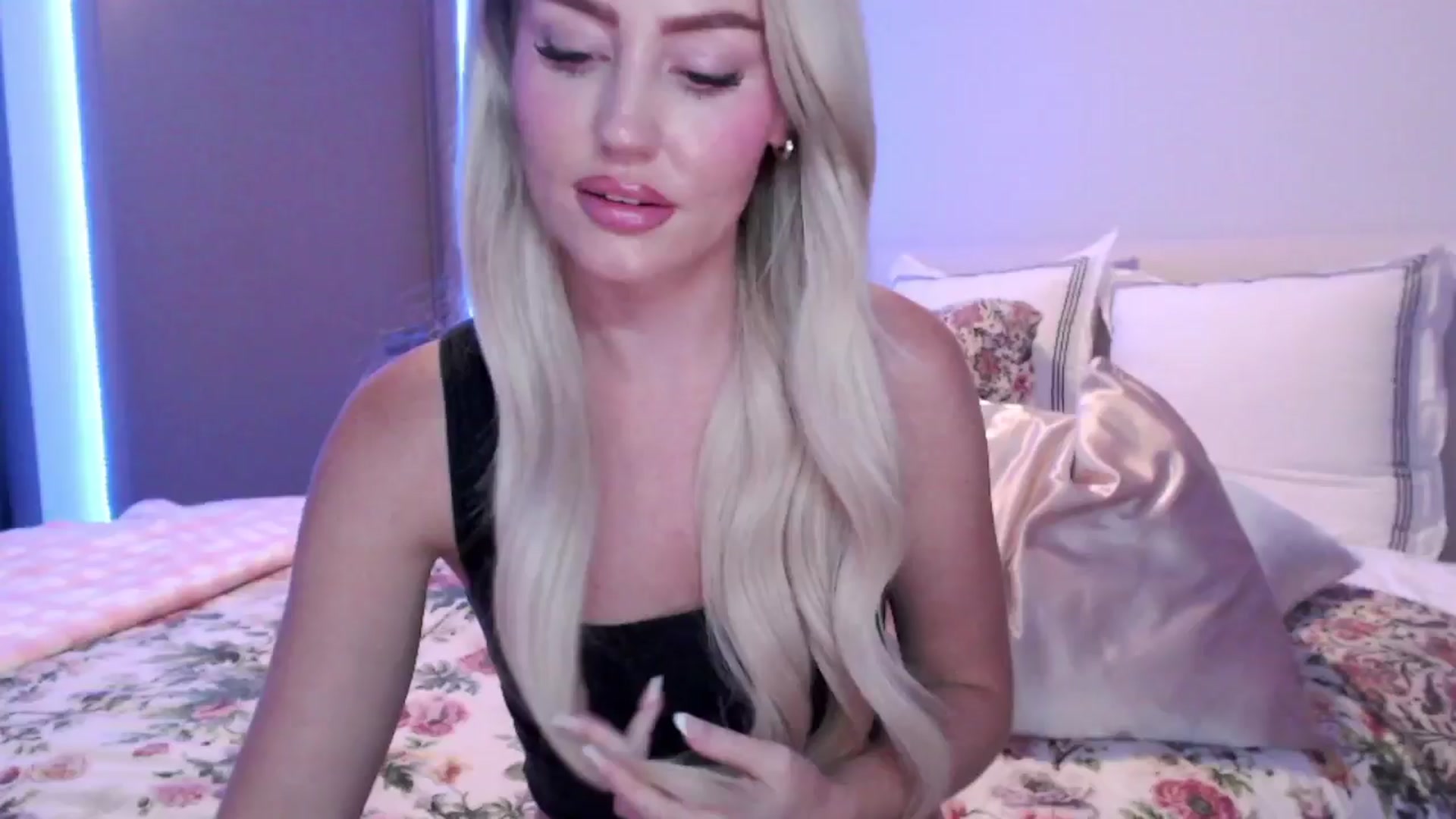 Gallery image thumbnail from Officialelsa's myfreecams stream on, 08/29/2024, 03:31 image 14 of 20