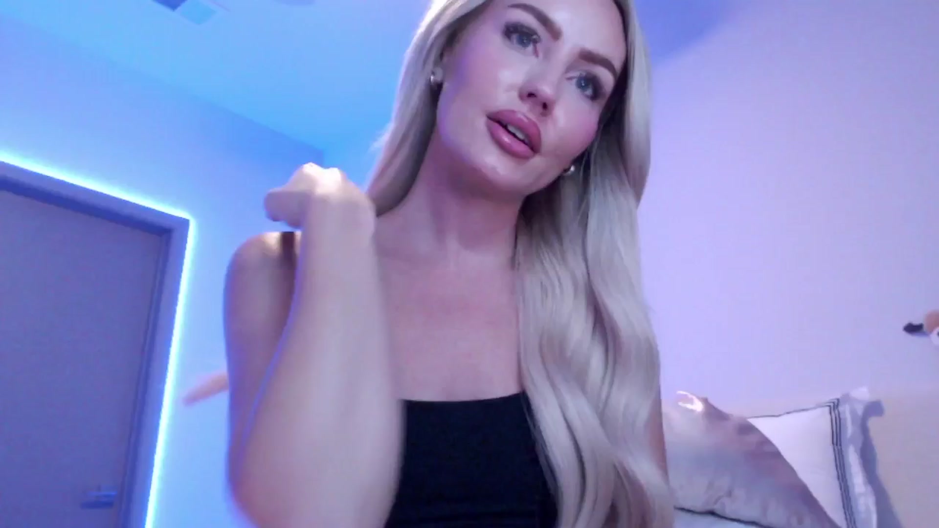 Gallery image thumbnail from Officialelsa's myfreecams stream on, 08/29/2024, 03:31 image 12 of 20