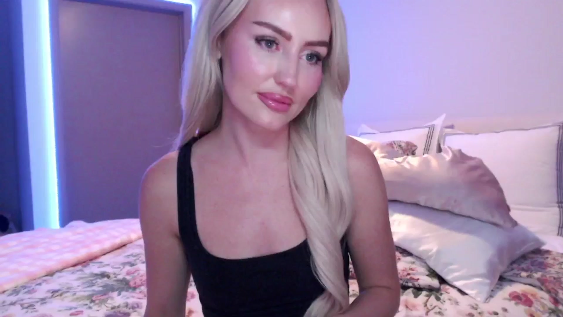 Gallery image thumbnail from Officialelsa's myfreecams stream on, 08/29/2024, 03:31 image 2 of 20