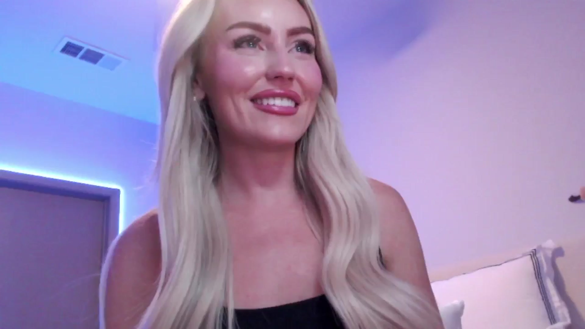 Gallery image thumbnail from Officialelsa's myfreecams stream on, 08/29/2024, 04:45 image 3 of 20
