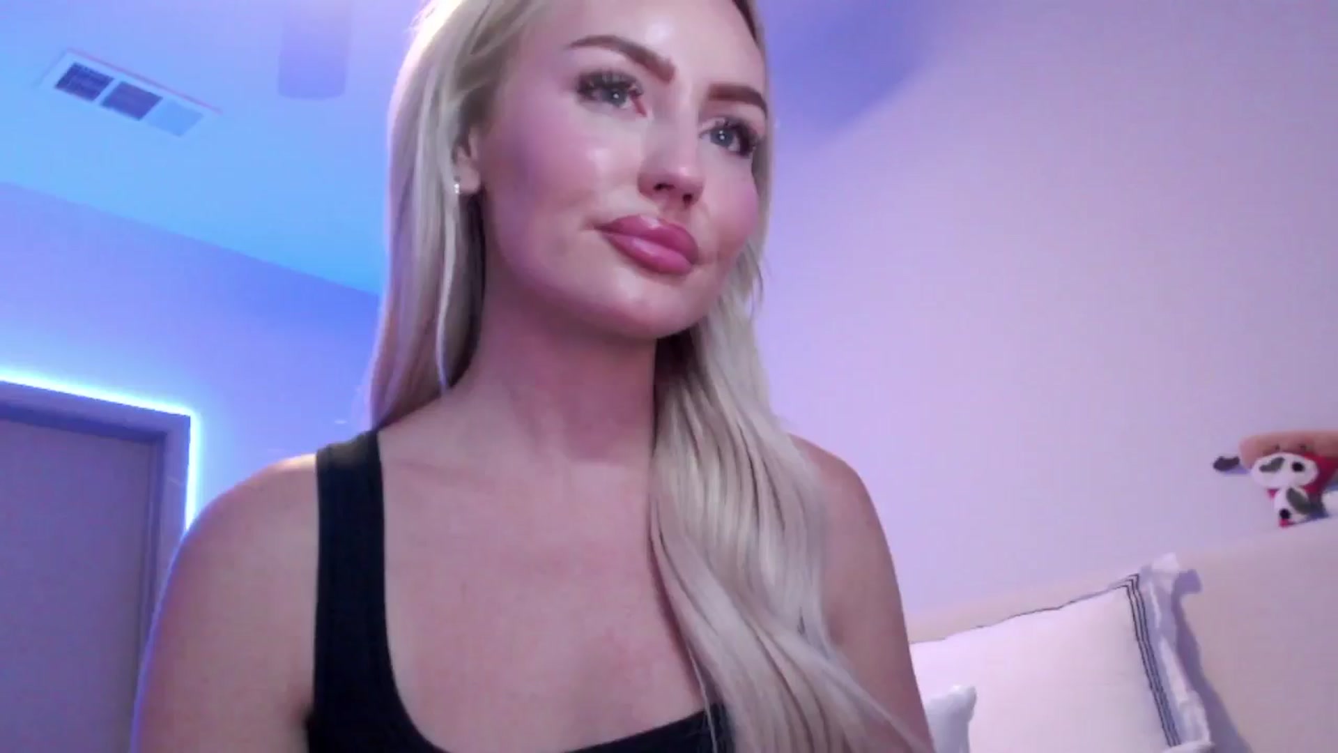 Gallery image thumbnail from Officialelsa's myfreecams stream on, 08/29/2024, 04:45 image 13 of 20