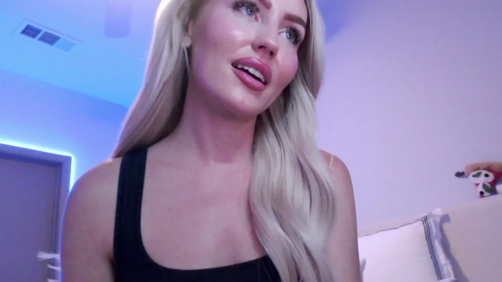 Gallery image thumbnail from Officialelsa's myfreecams stream on, 08/29/2024, 04:45 image 19 of 20