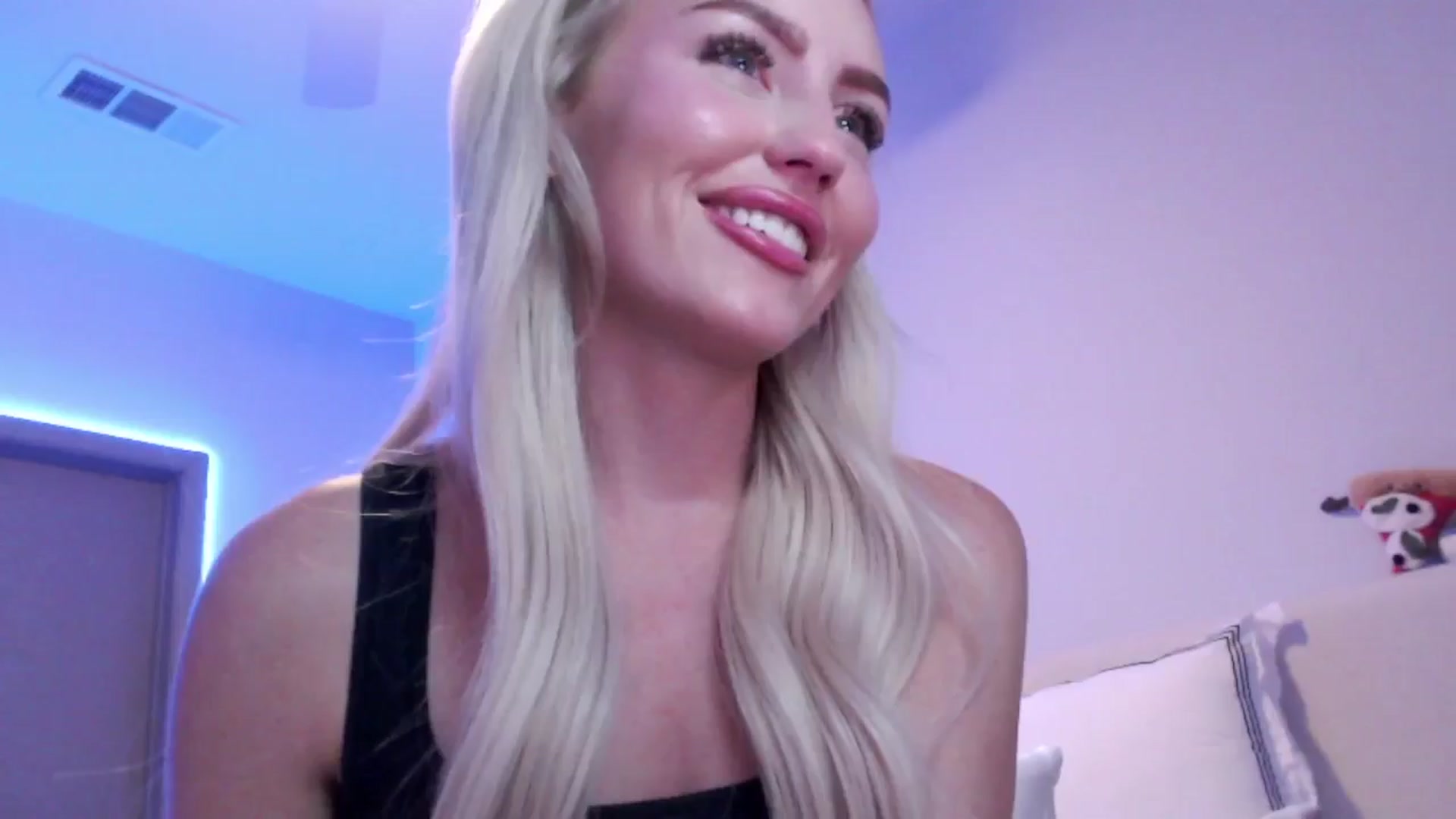 Gallery image thumbnail from Officialelsa's myfreecams stream on, 08/29/2024, 04:45 image 9 of 20
