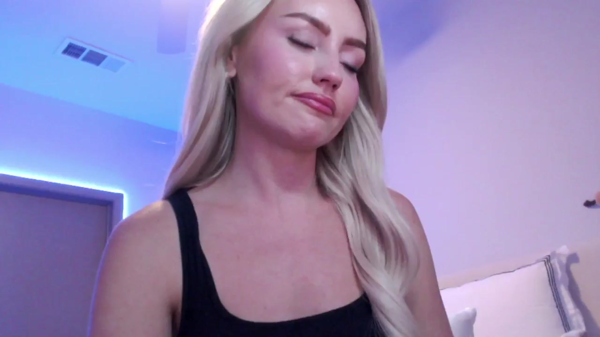 Gallery image thumbnail from Officialelsa's myfreecams stream on, 08/29/2024, 04:45 image 1 of 20