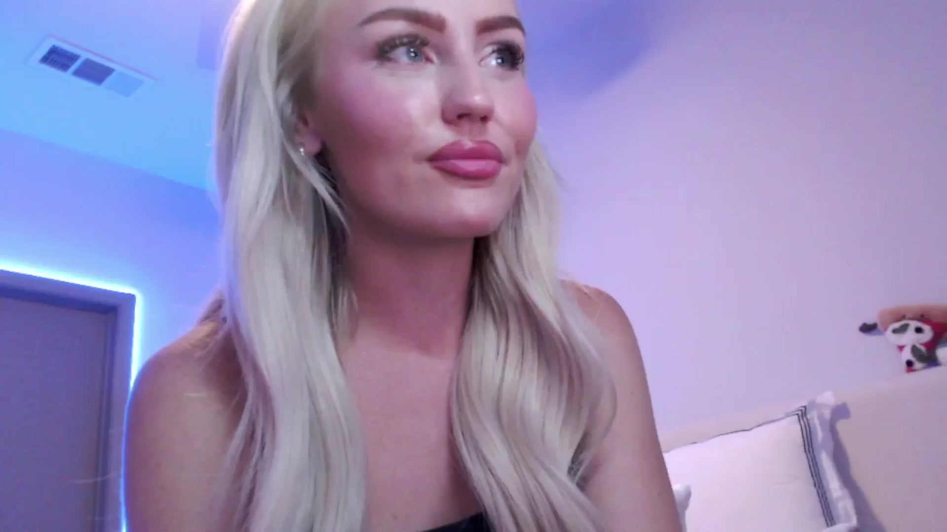 Gallery image thumbnail from Officialelsa's myfreecams stream on, 08/29/2024, 04:45 image 10 of 20