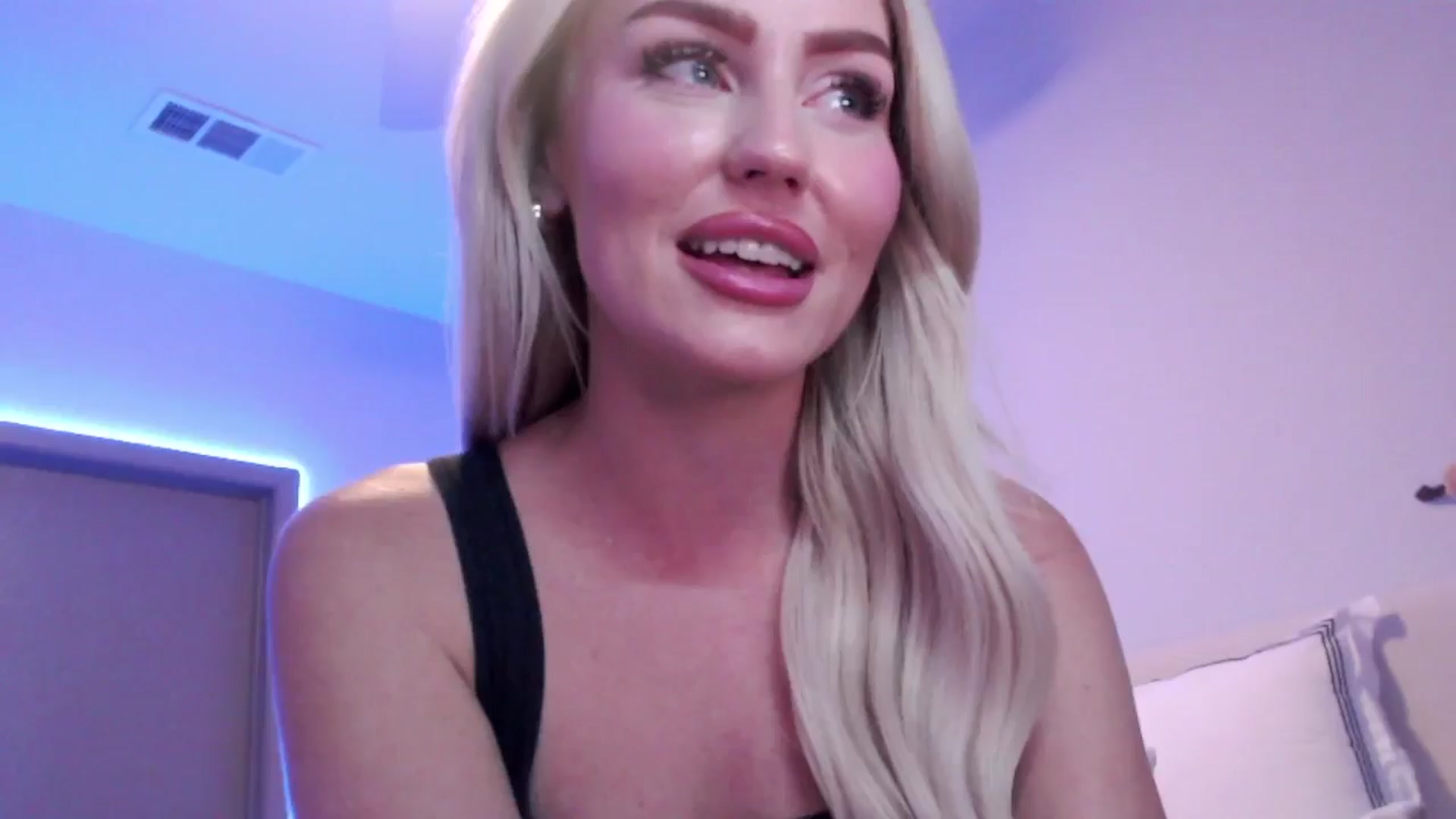 Gallery image thumbnail from Officialelsa's myfreecams stream on, 08/29/2024, 04:45 image 5 of 20