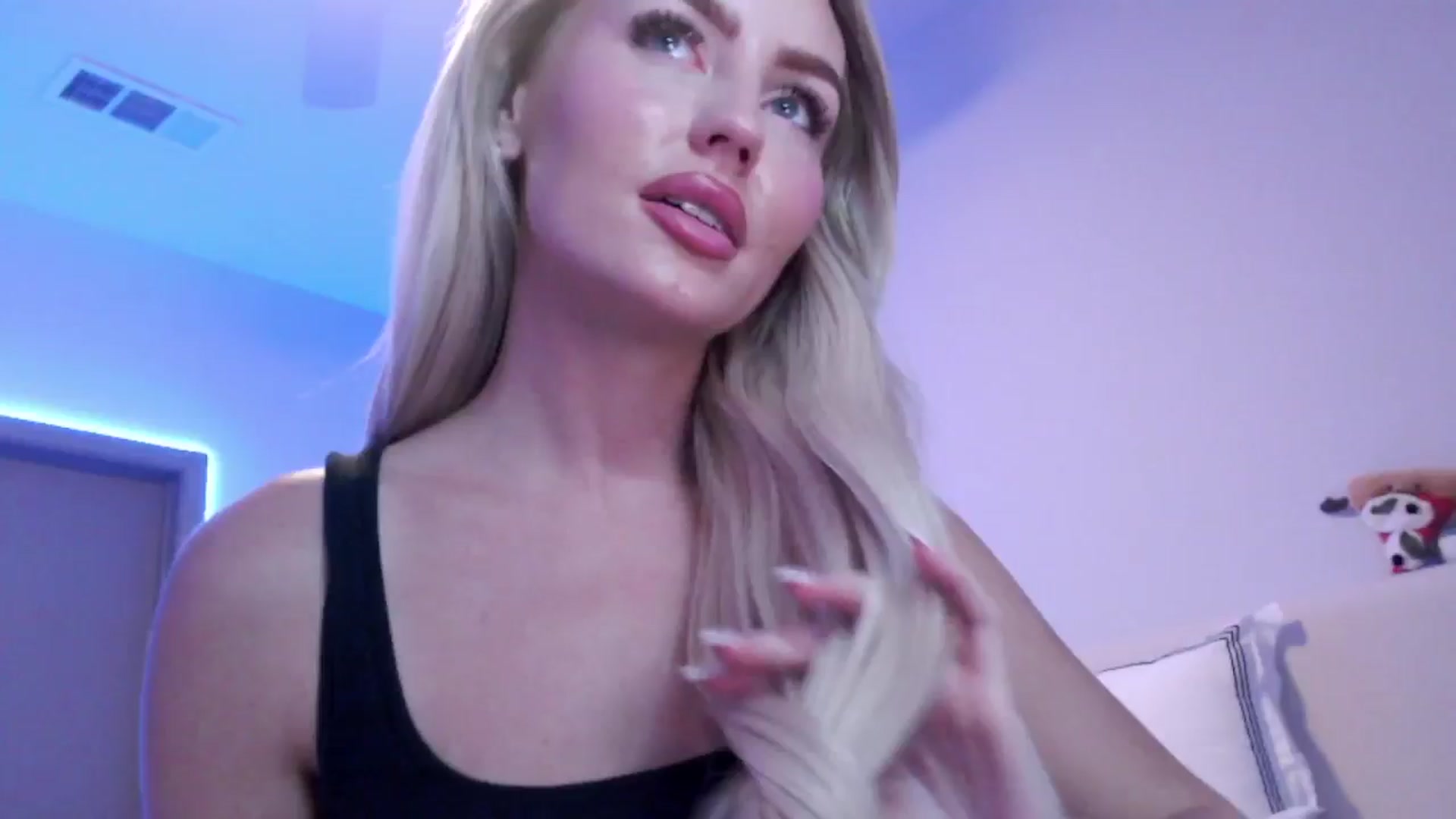 Gallery image thumbnail from Officialelsa's myfreecams stream on, 08/29/2024, 04:45 image 17 of 20