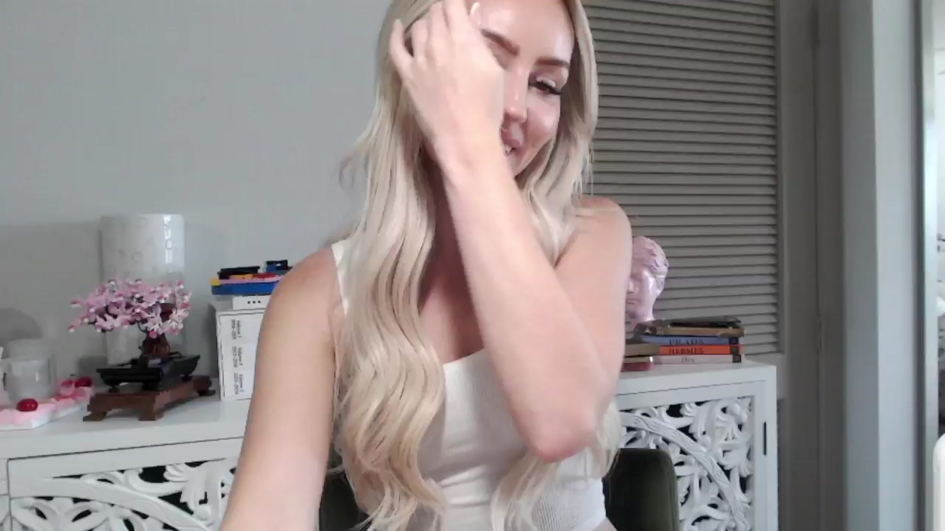 Gallery image thumbnail from Officialelsa's myfreecams stream on, 08/30/2024, 20:37 image 13 of 20