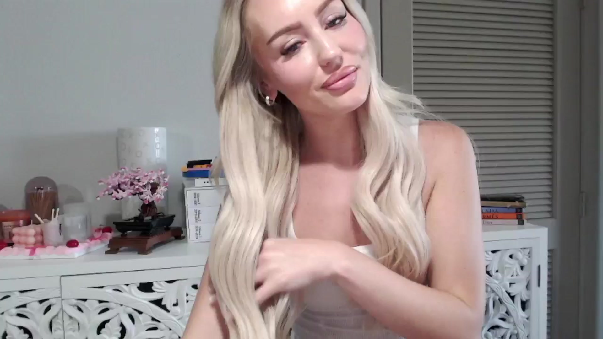 Gallery image thumbnail from Officialelsa's myfreecams stream on, 08/30/2024, 20:37 image 5 of 20