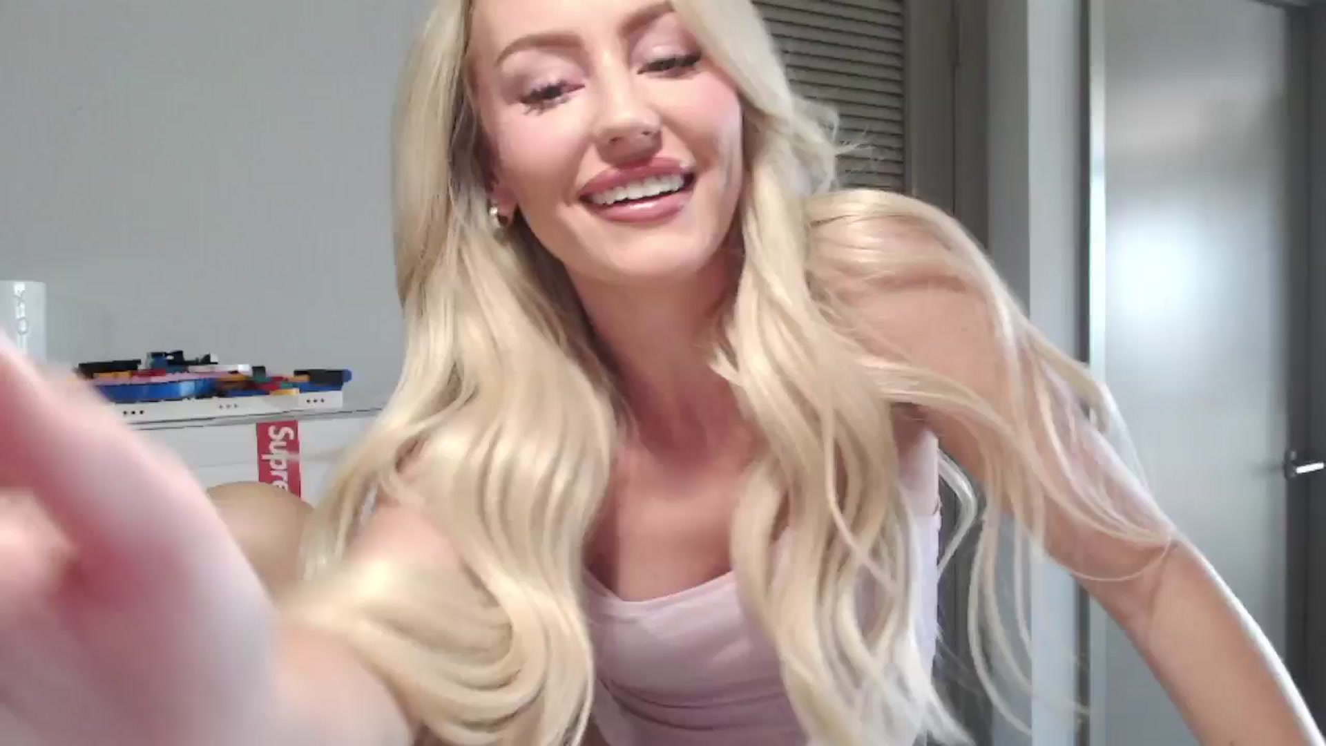 Gallery image thumbnail from Officialelsa's myfreecams stream on, 09/09/2024, 20:49 image 20 of 20