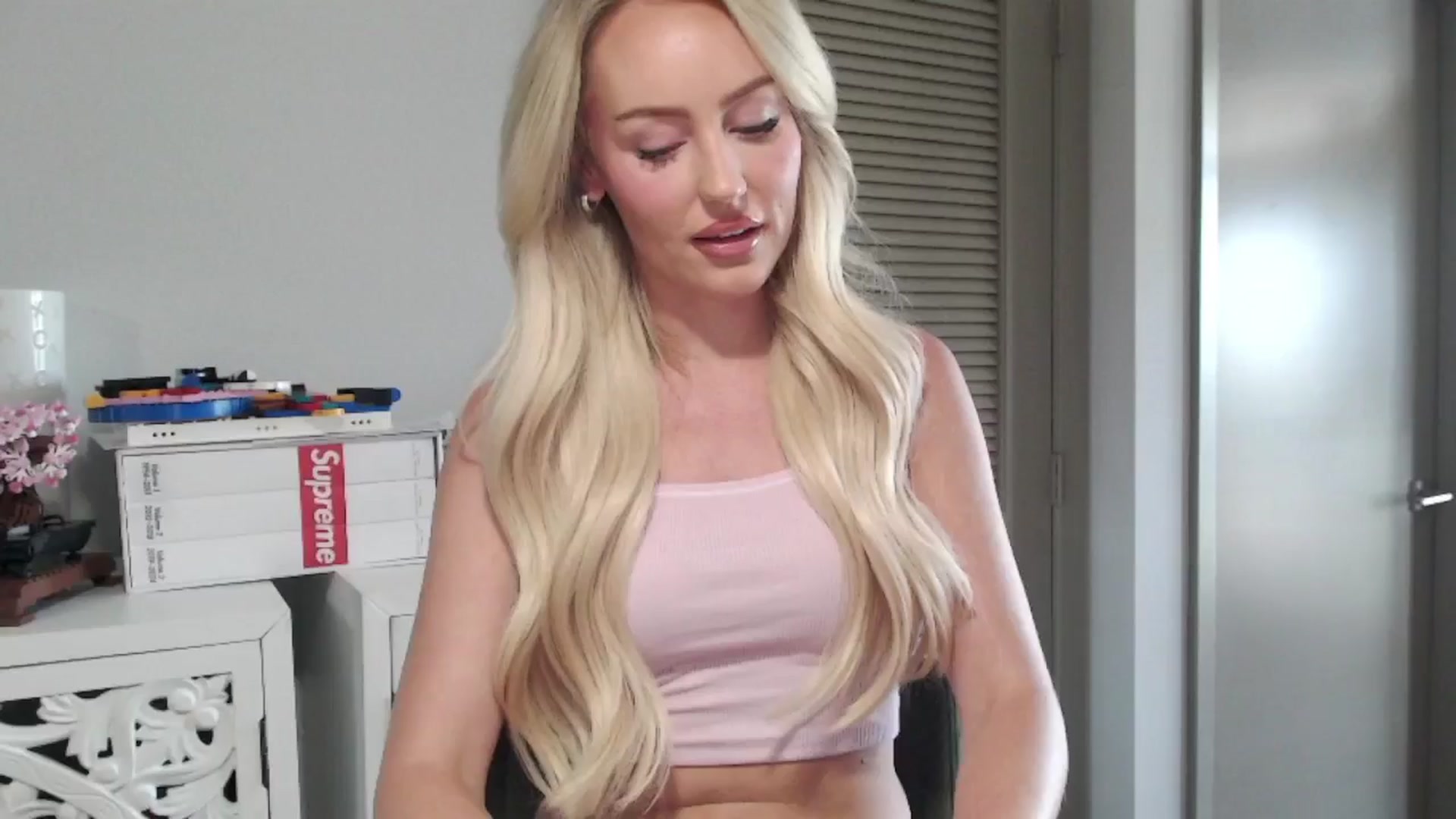 Gallery image thumbnail from Officialelsa's myfreecams stream on, 09/09/2024, 22:14 image 8 of 20