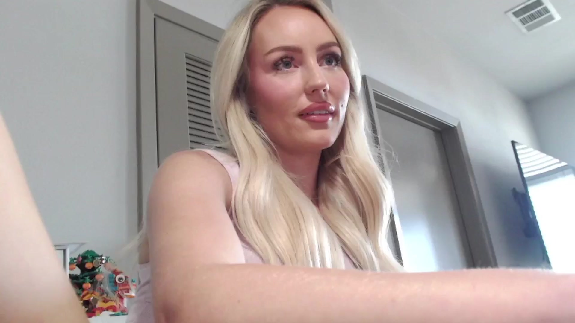 Gallery image thumbnail from Officialelsa's myfreecams stream on, 09/09/2024, 22:40 image 2 of 20