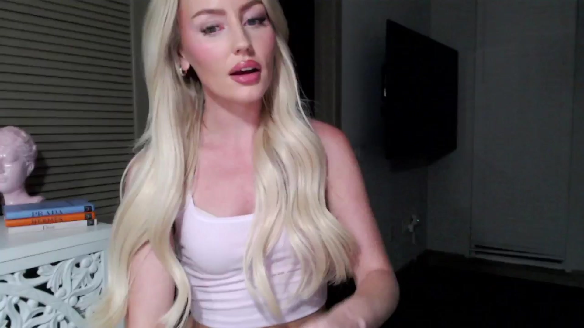 Gallery image thumbnail from Officialelsa's myfreecams stream on, 09/10/2024, 03:47 image 1 of 20