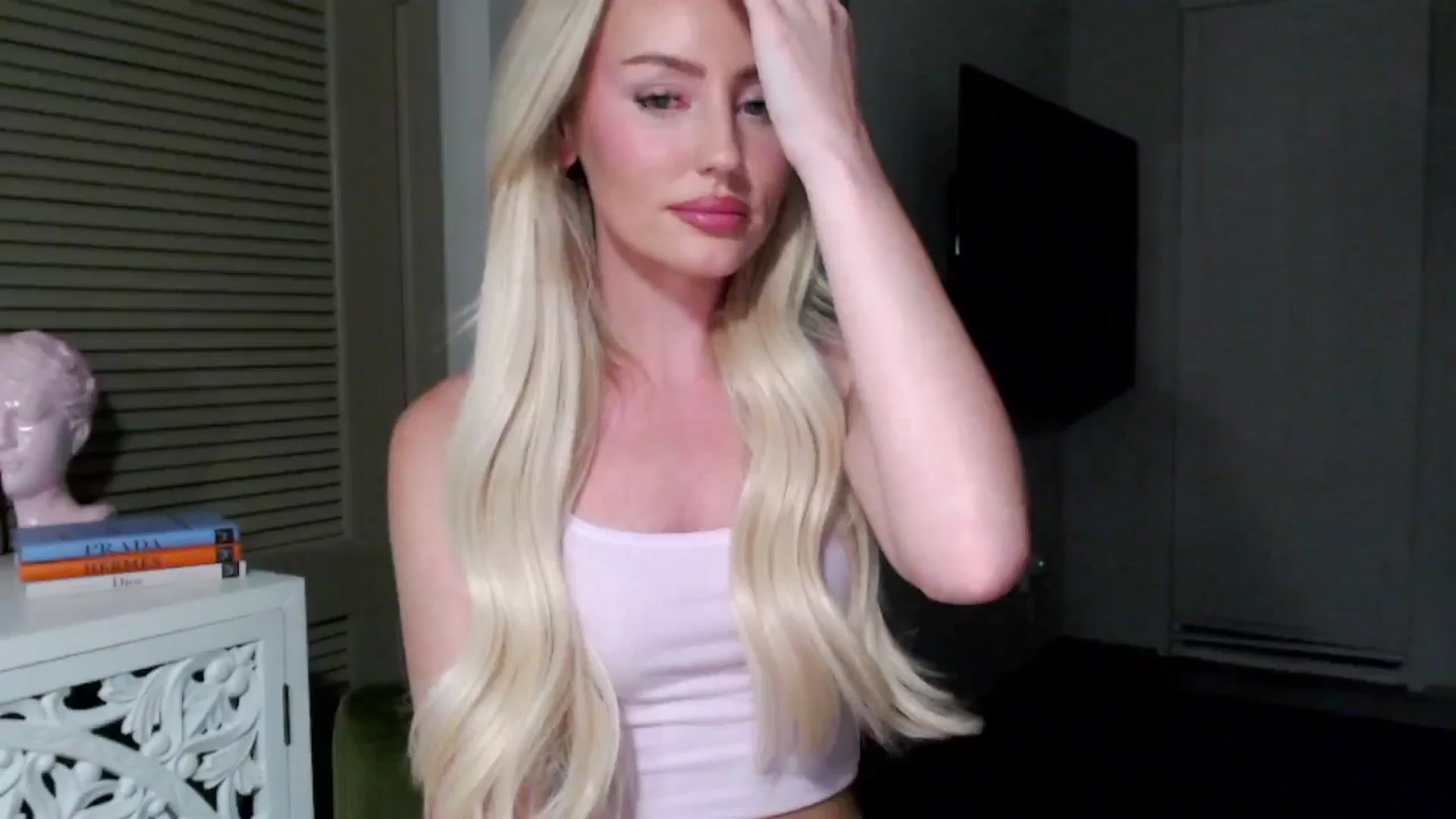 Gallery image thumbnail from Officialelsa's myfreecams stream on, 09/10/2024, 03:47 image 14 of 20