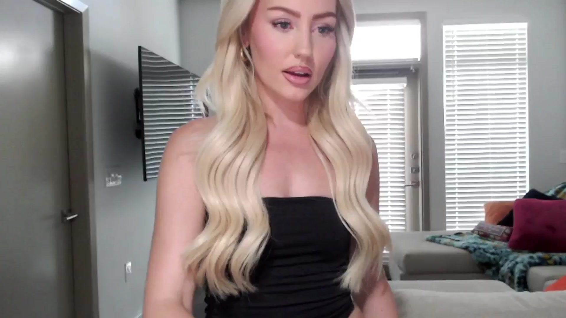 Gallery image thumbnail from Officialelsa's myfreecams stream on, 09/10/2024, 22:50 image 1 of 20