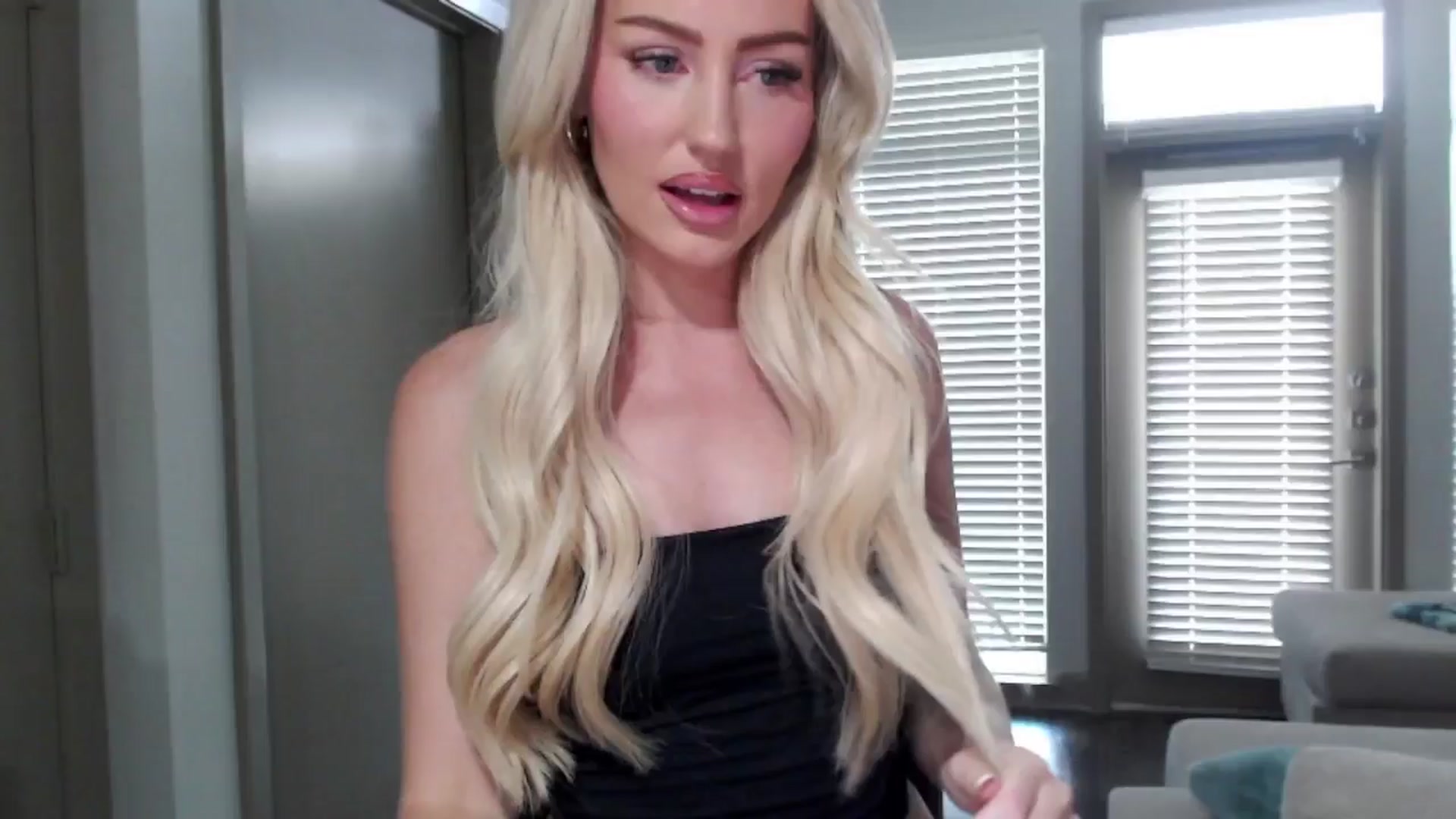 Gallery image thumbnail from Officialelsa's myfreecams stream on, 09/10/2024, 22:50 image 5 of 20