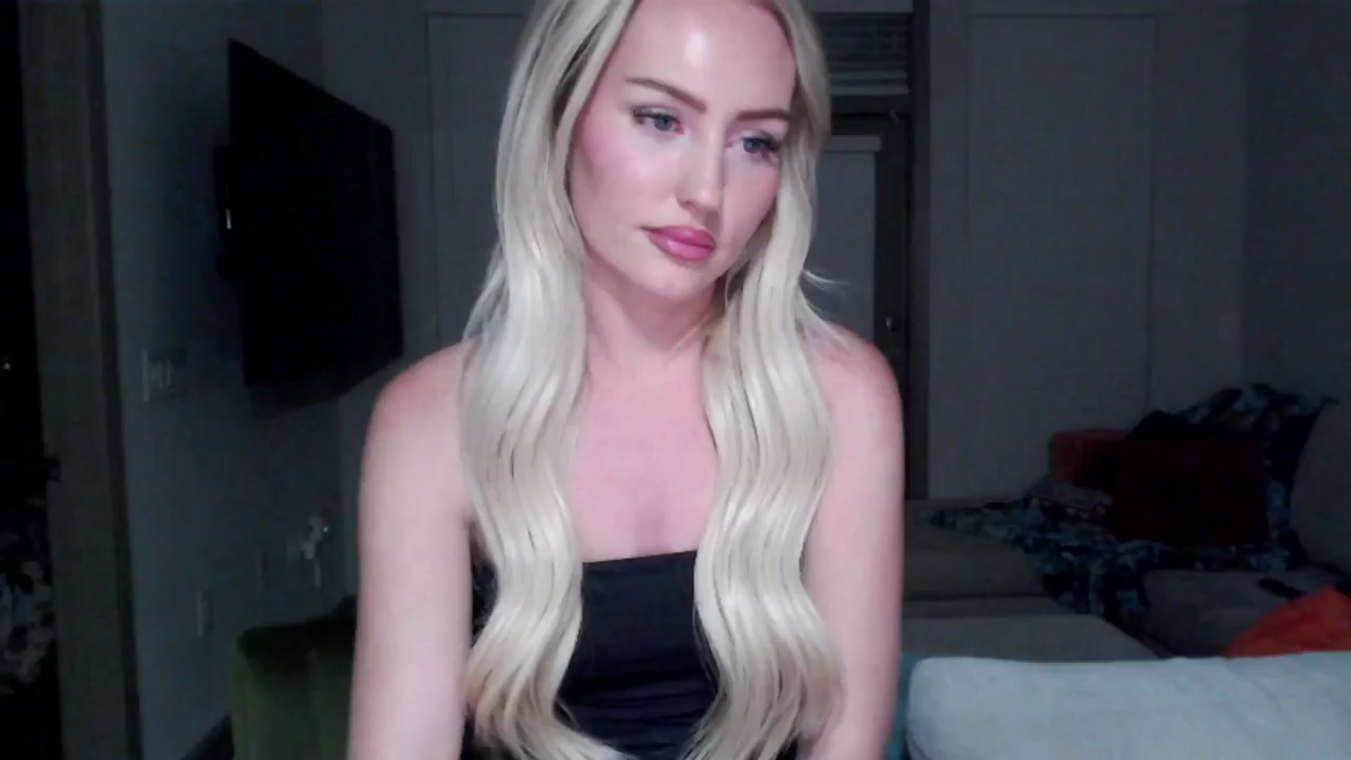 Gallery image thumbnail from Officialelsa's myfreecams stream on, 09/11/2024, 03:24 image 19 of 20