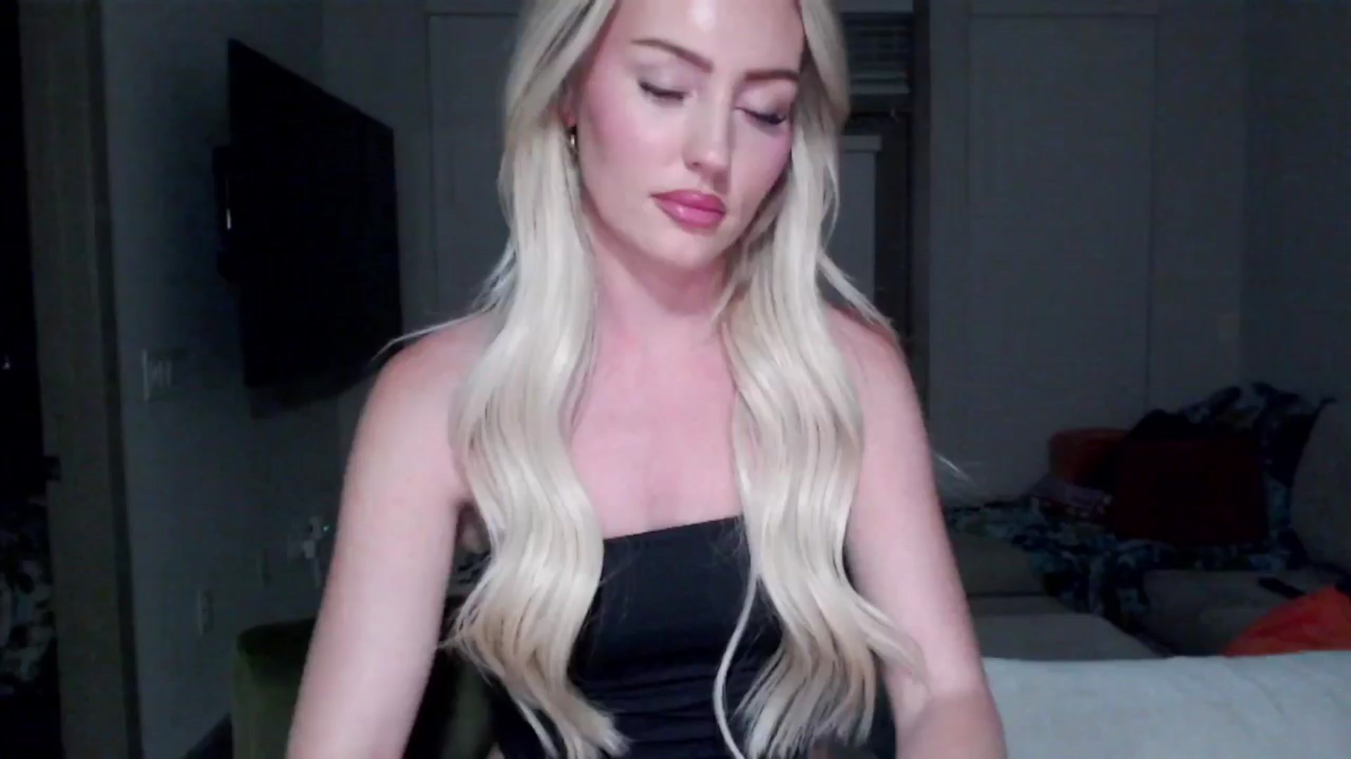Gallery image thumbnail from Officialelsa's myfreecams stream on, 09/11/2024, 03:24 image 12 of 20