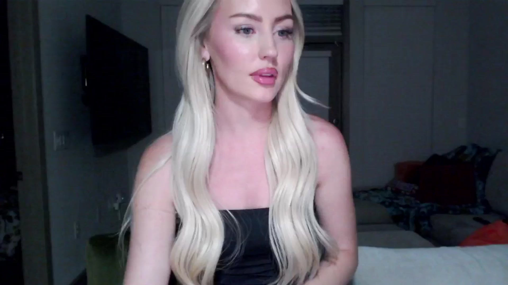 Gallery image thumbnail from Officialelsa's myfreecams stream on, 09/11/2024, 03:24 image 5 of 20