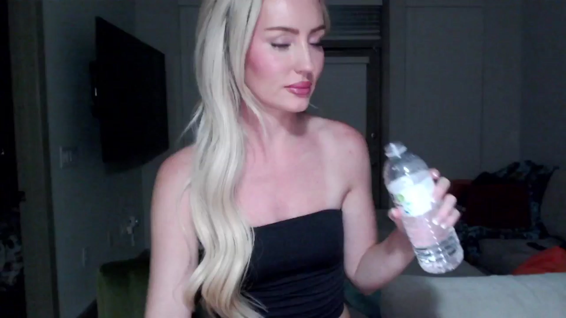 Gallery image thumbnail from Officialelsa's myfreecams stream on, 09/11/2024, 03:24 image 15 of 20