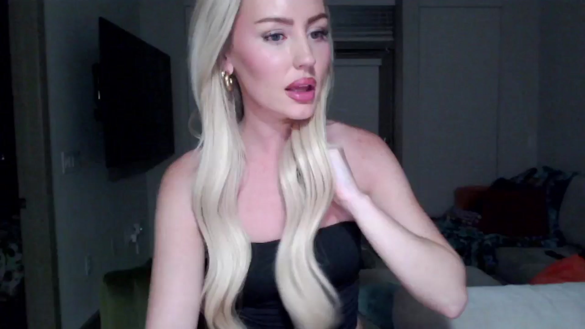 Gallery image thumbnail from Officialelsa's myfreecams stream on, 09/11/2024, 03:24 image 13 of 20
