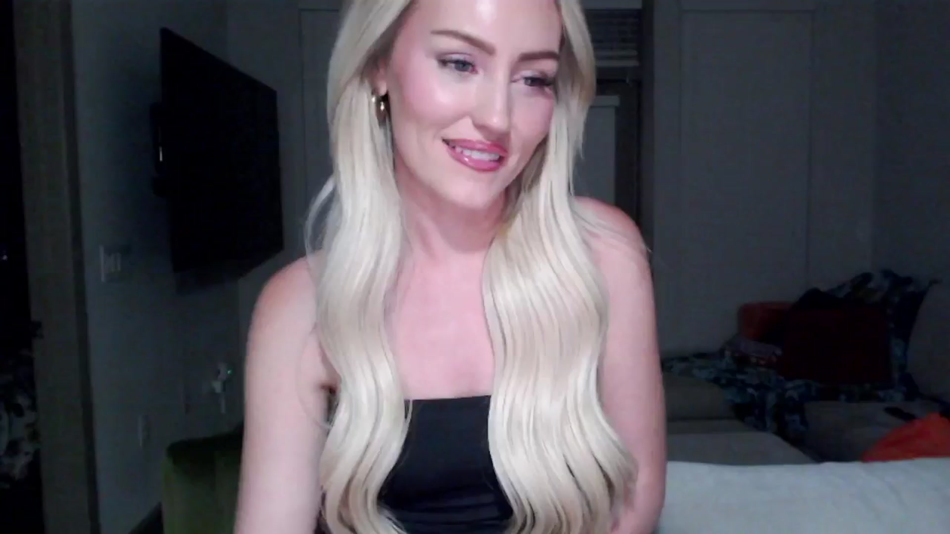 Gallery image thumbnail from Officialelsa's myfreecams stream on, 09/11/2024, 03:24 image 9 of 20