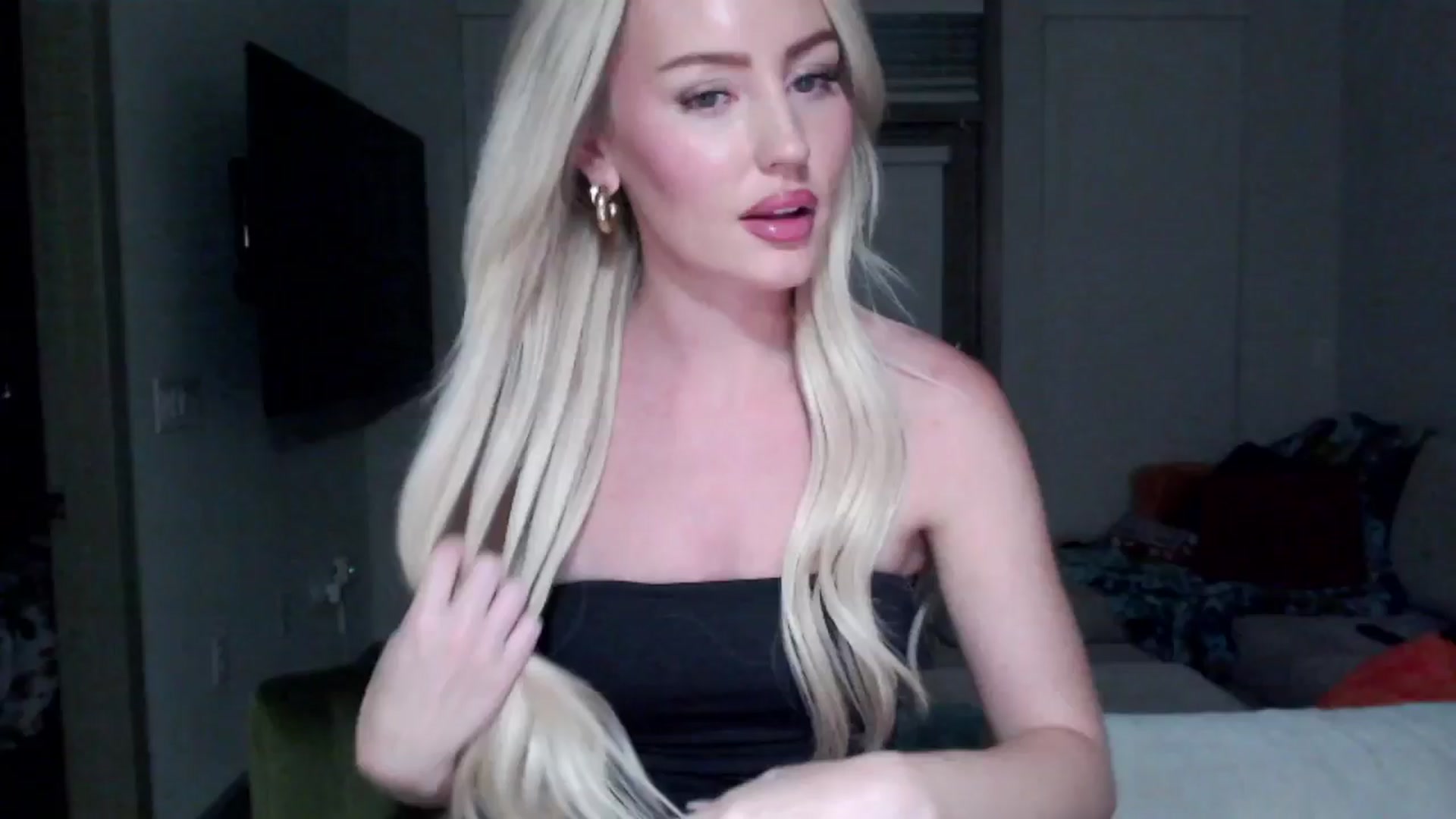Gallery image thumbnail from Officialelsa's myfreecams stream on, 09/11/2024, 03:24 image 16 of 20