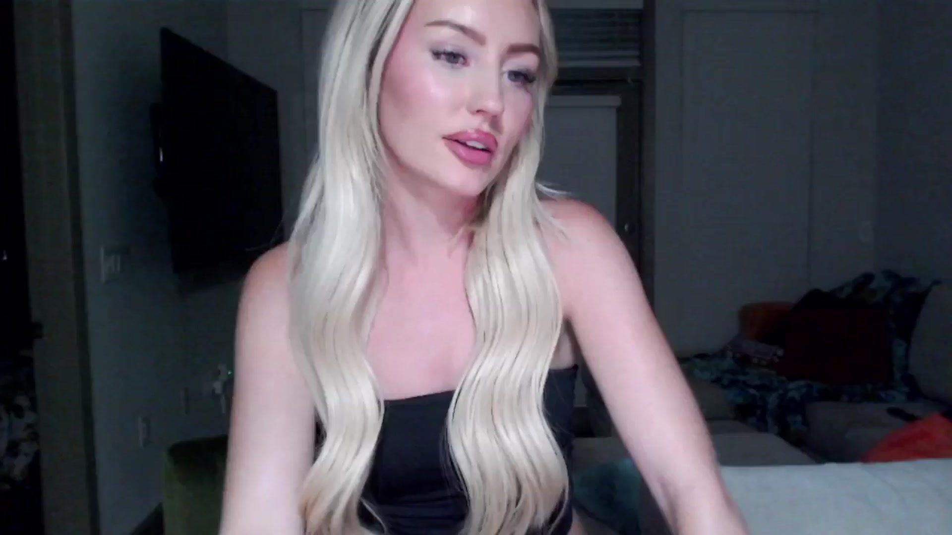 Gallery image thumbnail from Officialelsa's myfreecams stream on, 09/11/2024, 03:24 image 18 of 20