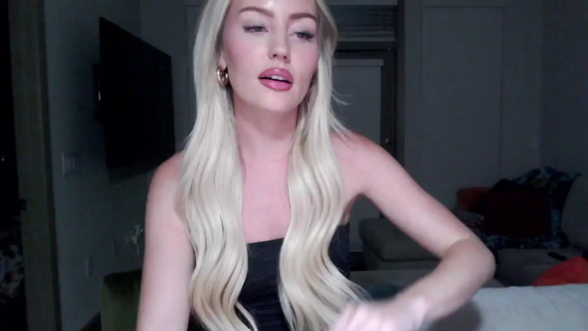 Gallery image thumbnail from Officialelsa's myfreecams stream on, 09/11/2024, 03:24 image 20 of 20