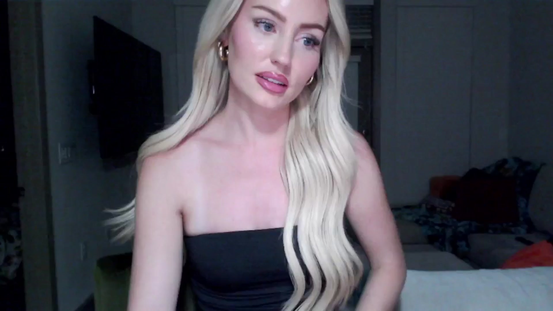 Gallery image thumbnail from Officialelsa's myfreecams stream on, 09/11/2024, 03:24 image 2 of 20
