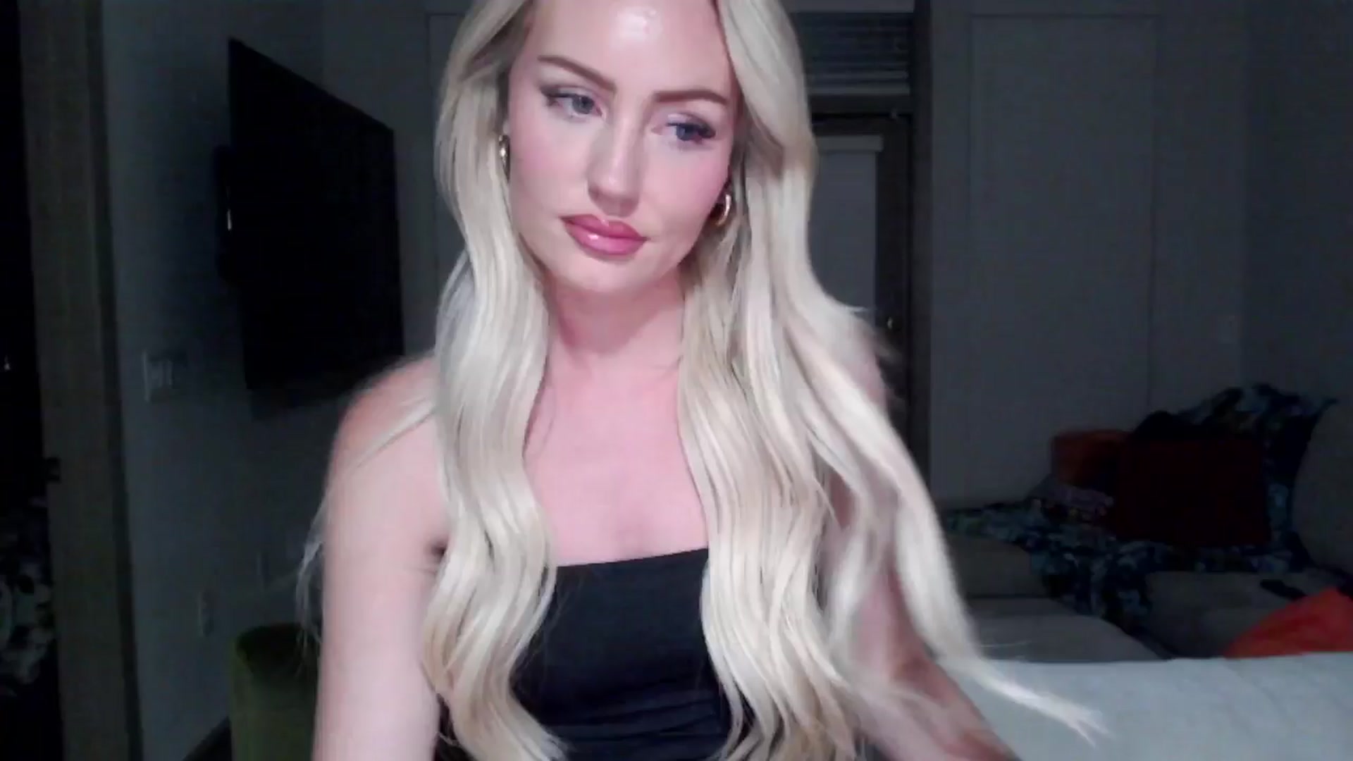 Gallery image thumbnail from Officialelsa's myfreecams stream on, 09/11/2024, 03:24 image 6 of 20