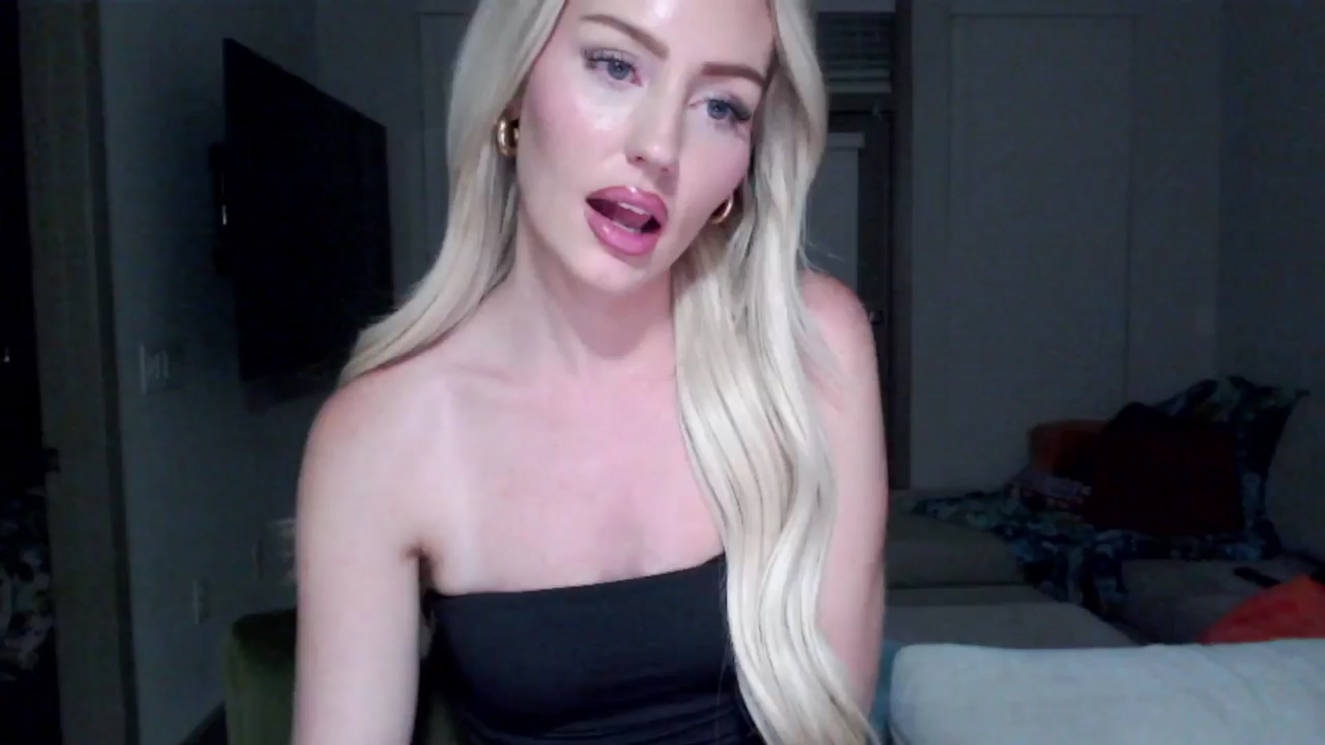 Gallery image thumbnail from Officialelsa's myfreecams stream on, 09/11/2024, 03:24 image 3 of 20