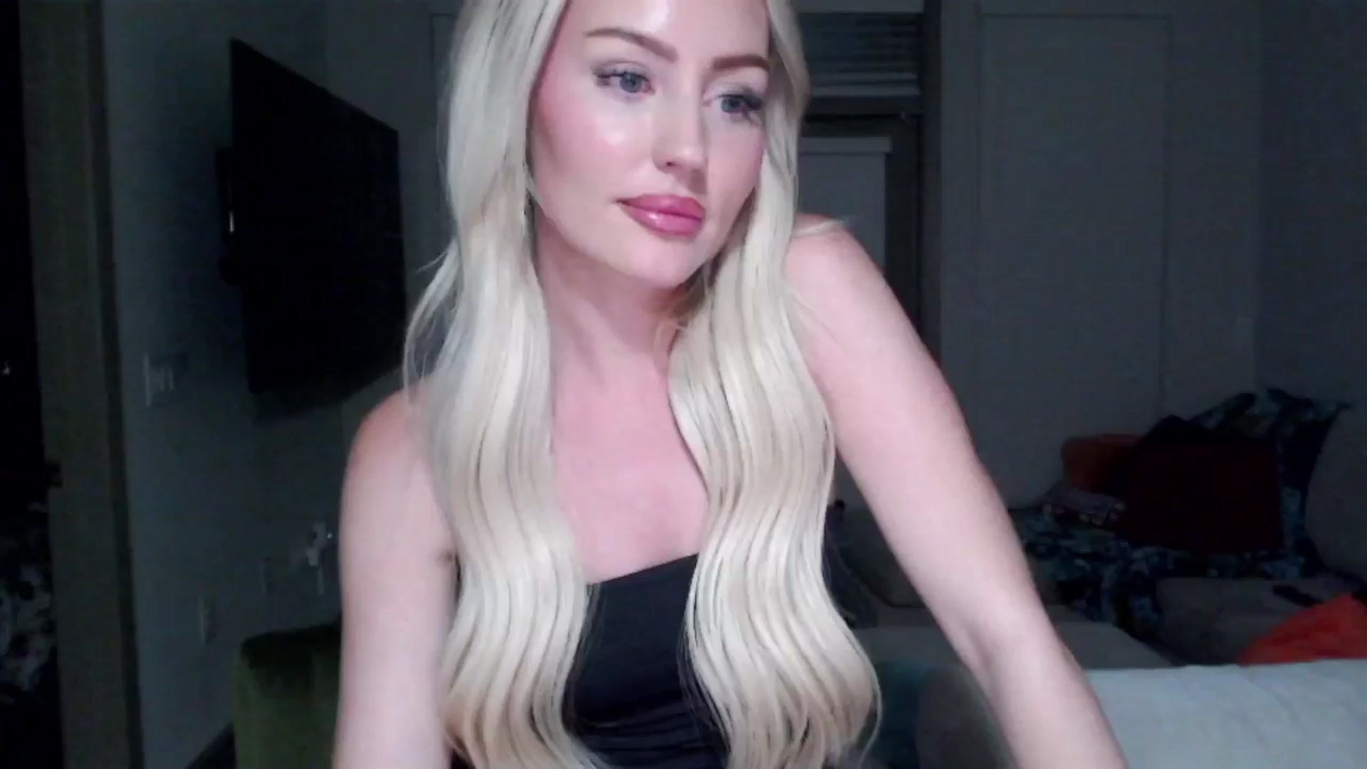 Gallery image thumbnail from Officialelsa's myfreecams stream on, 09/11/2024, 03:24 image 17 of 20