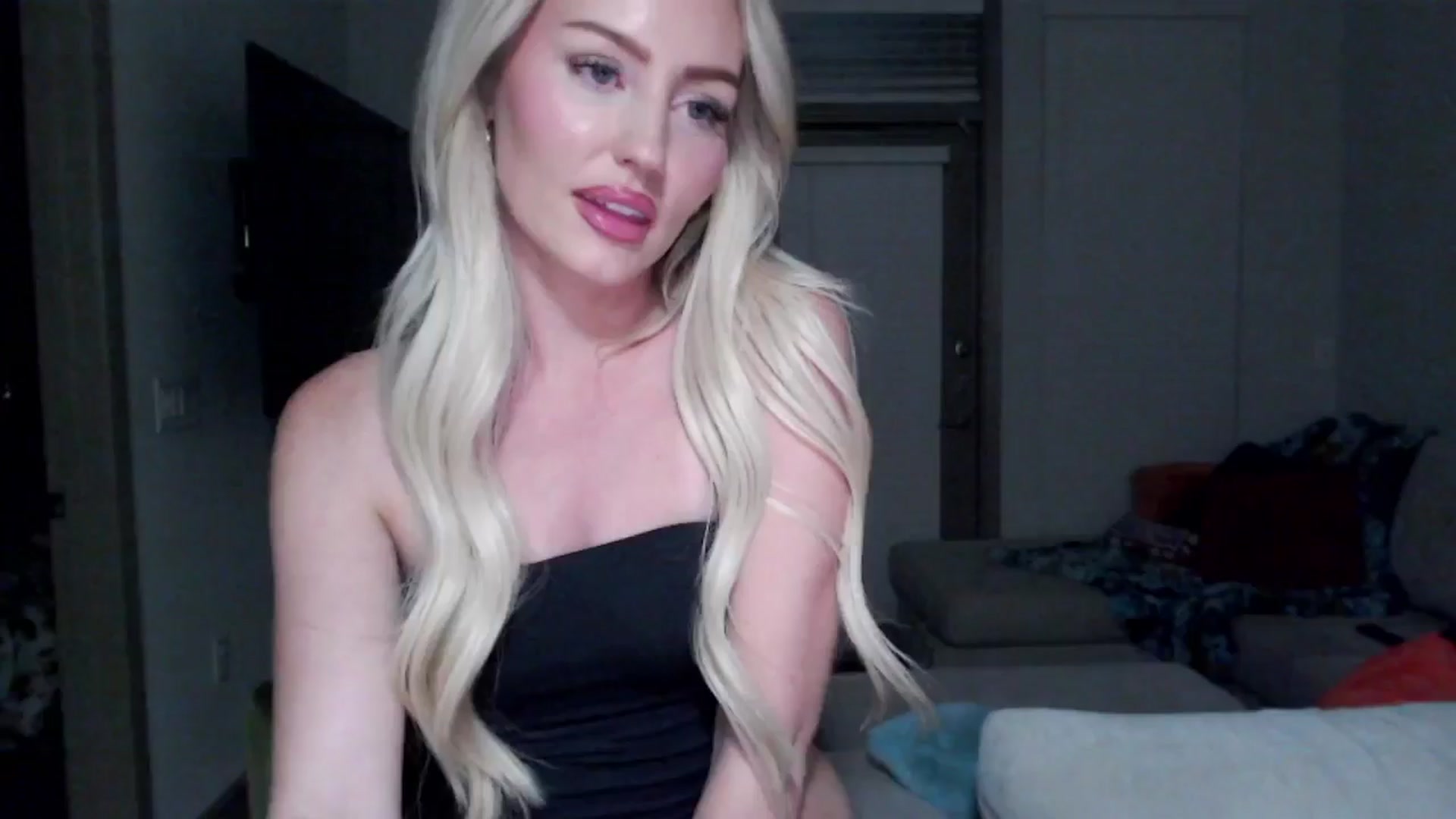 Gallery image thumbnail from Officialelsa's myfreecams stream on, 09/11/2024, 03:24 image 11 of 20