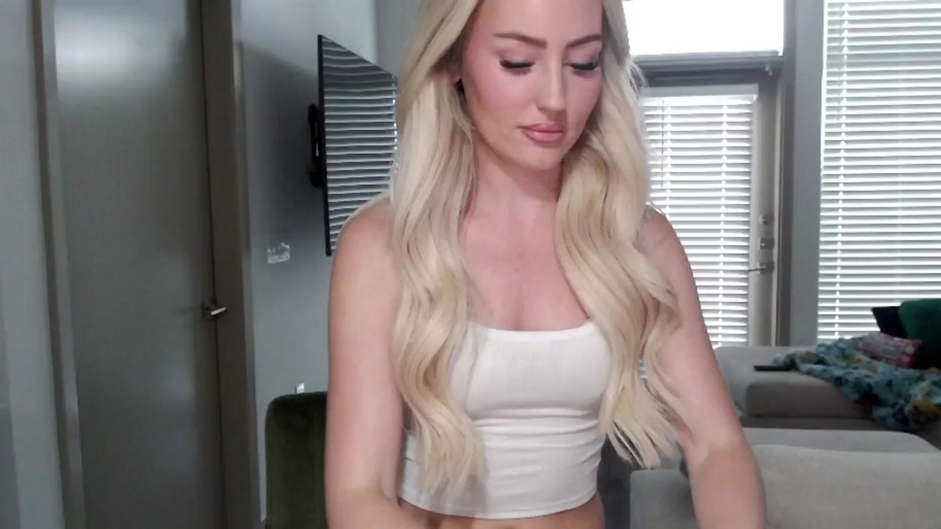 Gallery image thumbnail from Officialelsa's myfreecams stream on, 09/12/2024, 21:10 image 4 of 20