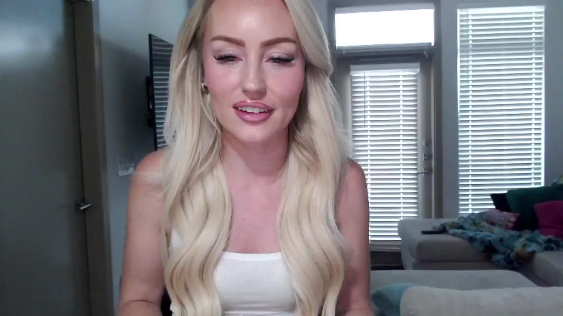Gallery image thumbnail from Officialelsa's myfreecams stream on, 09/12/2024, 23:25 image 11 of 20