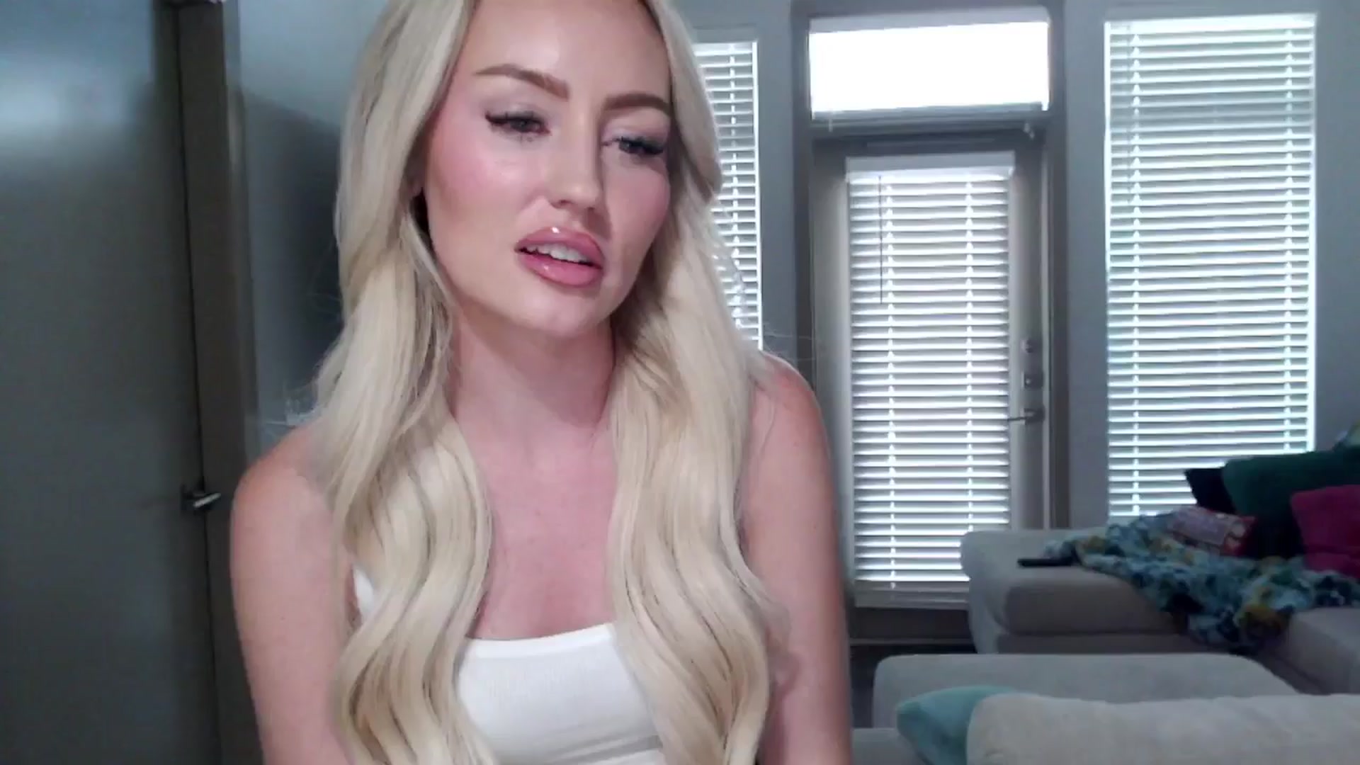 Gallery image thumbnail from Officialelsa's myfreecams stream on, 09/12/2024, 23:25 image 9 of 20
